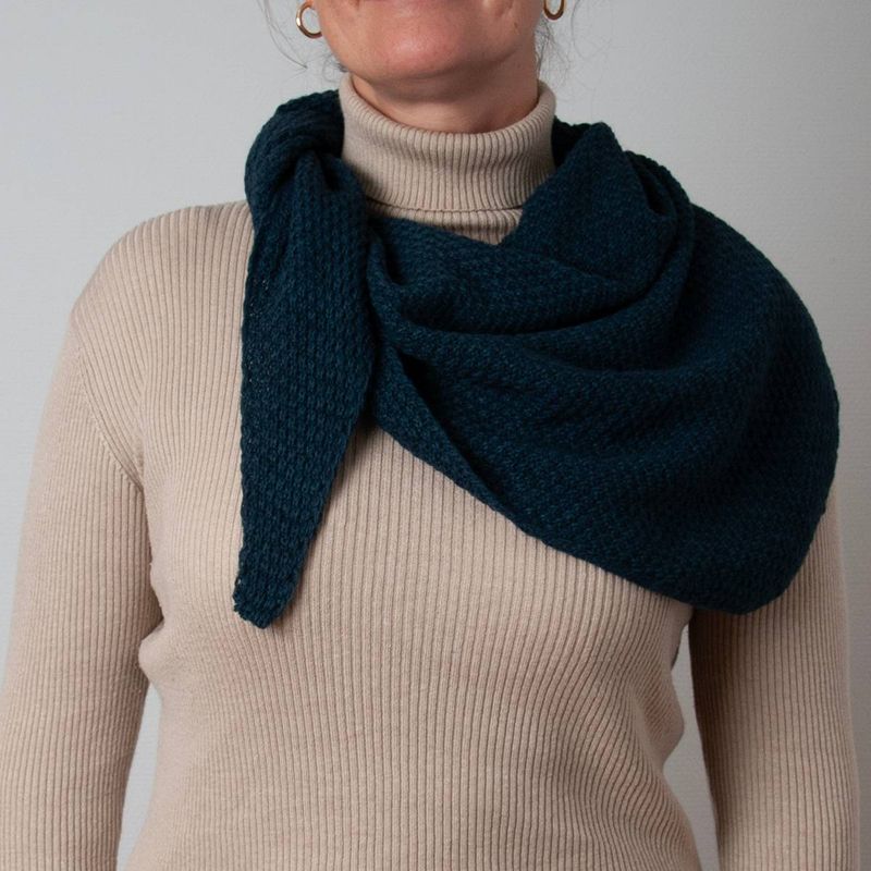 Rosenvinge Perlestrikket Triangel Skjerf i Jeans Blue