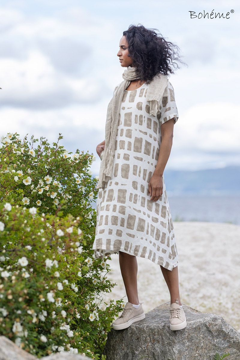 Boheme Kjole i Linmix Sand Print