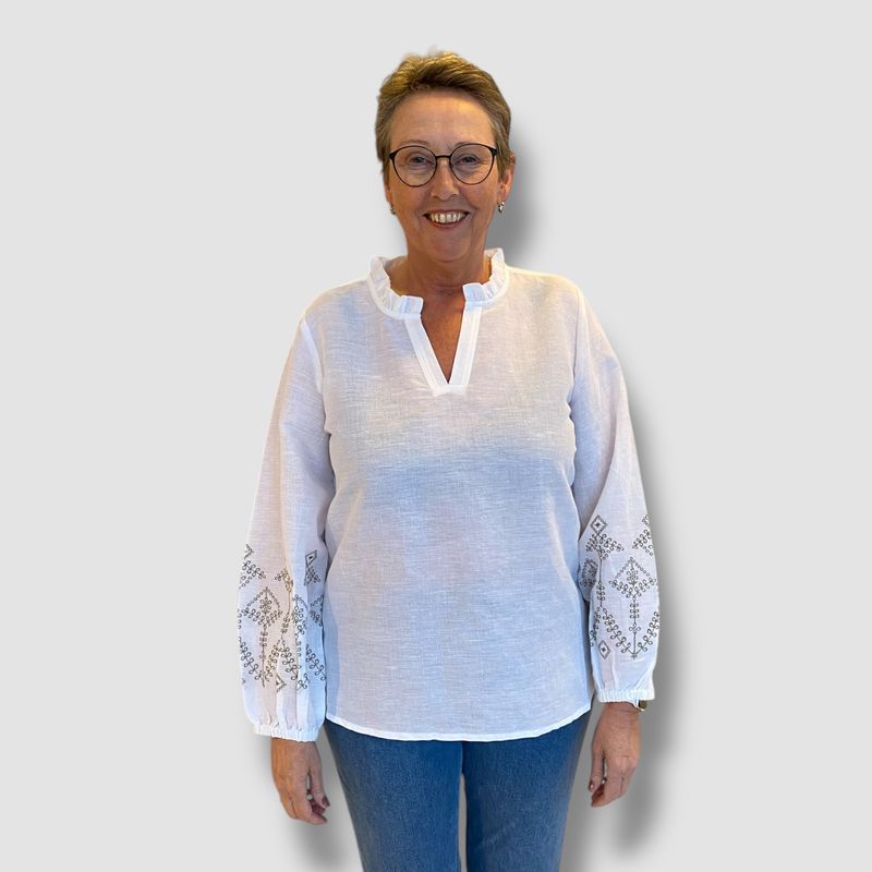 Claire Rilla Skjorte  i White M/Olive Mønster På Ermene