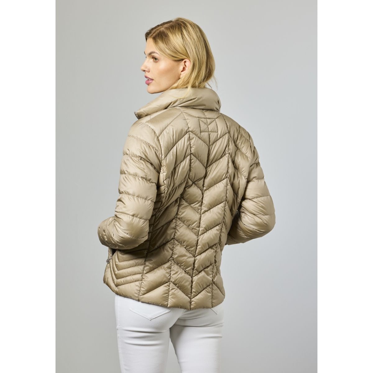 Junge Daisy Lettdunjakke i Sand